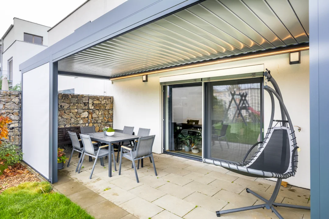 Zahradní pergola ve Střelicích u Brna, boční pohled. Rozměr pergoly 6,825×3 m. Vybavení: LED osvětlení.