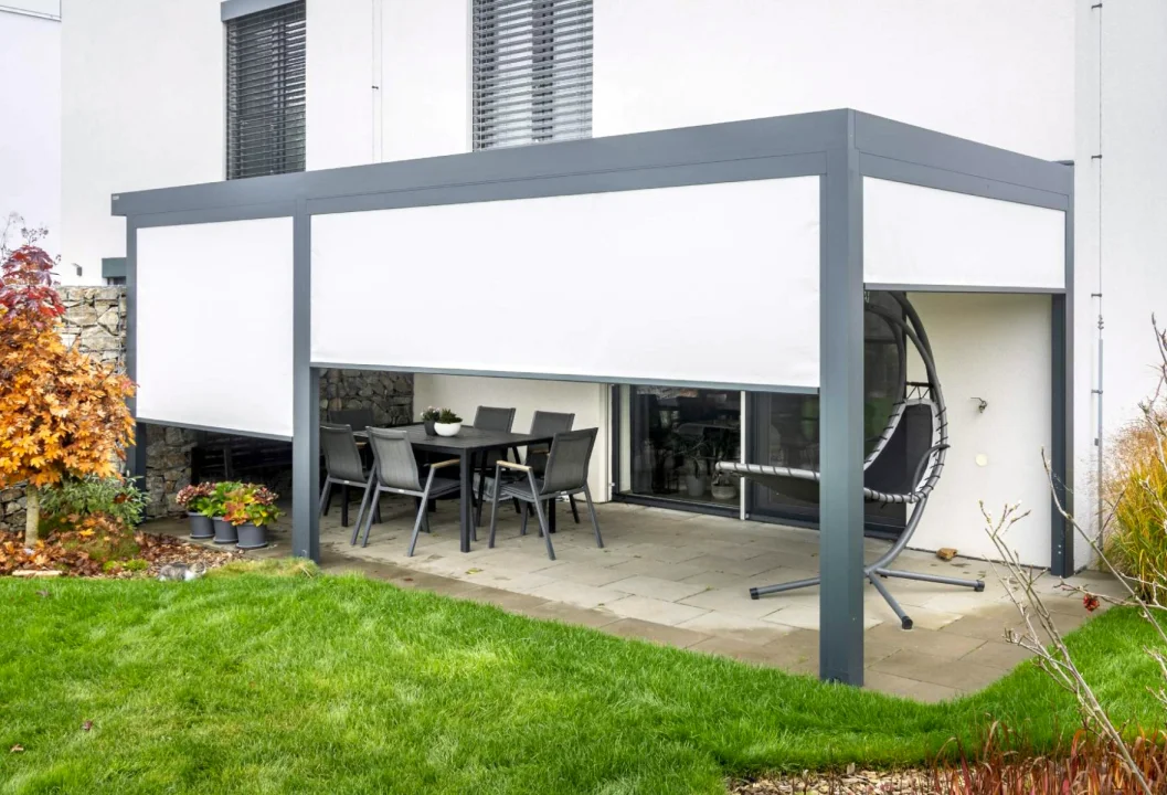 Zahradní pergola ve Střelicích u Brna, pohled zblízka. Rozměr pergoly 6,825×3 m. Vybavení: LED osvětlení.