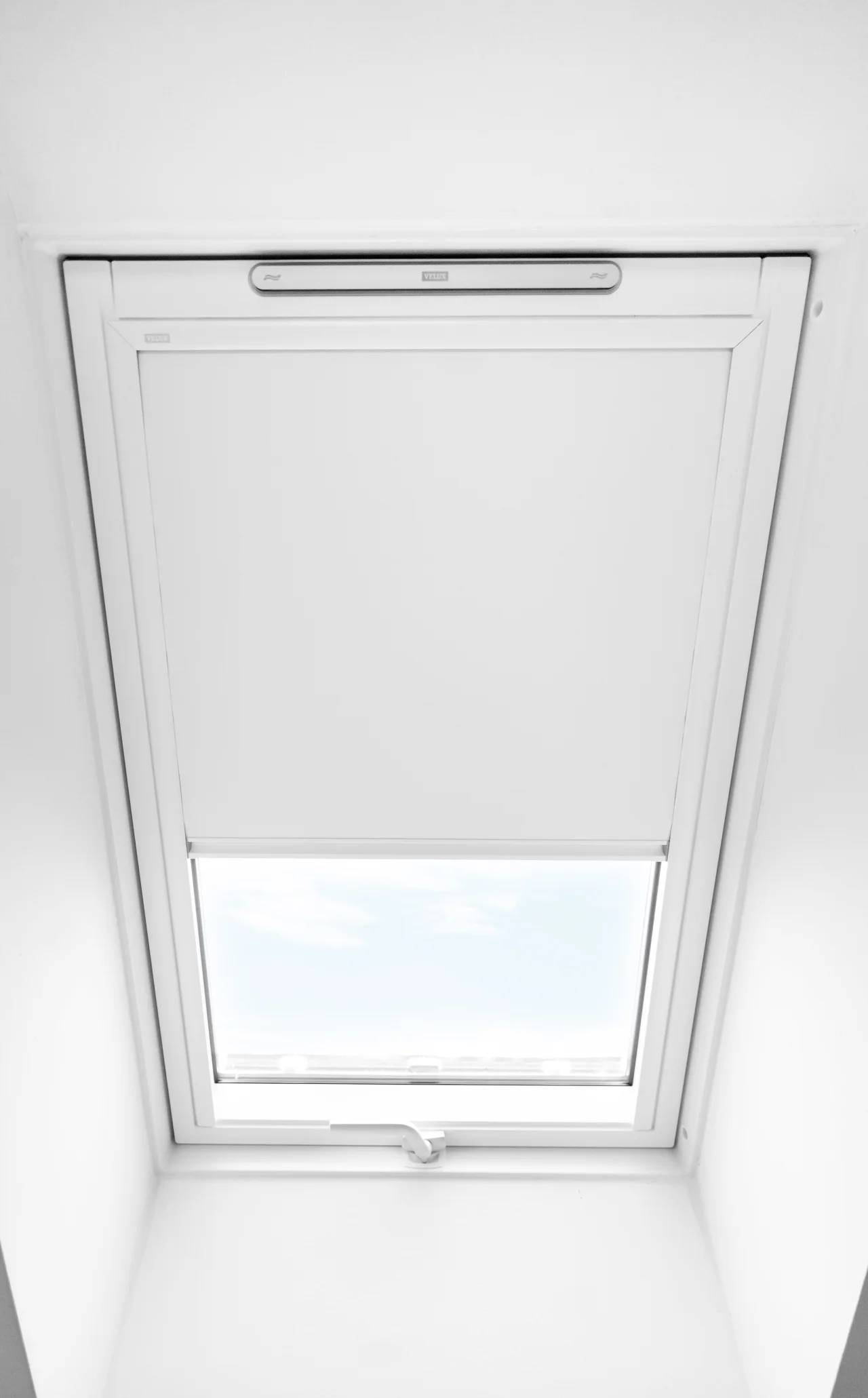 Výměna oken v podkrovní ložnici, pohled od domu. Rozměr okna 118×78 cm. Vybavení: zatemňující roleta VELUX.