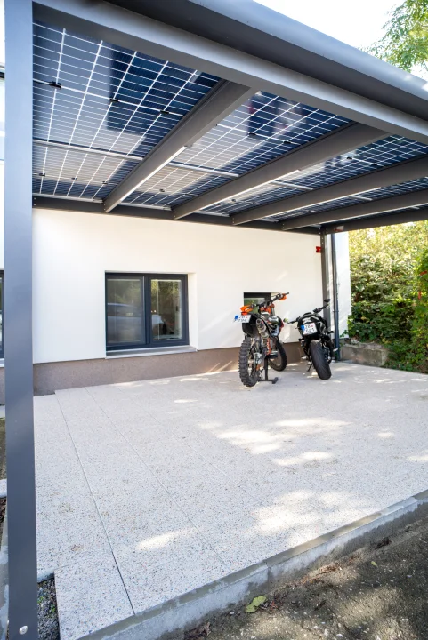 Solární pergola SOLA v showroomu Brno, boční pohled. Rozměr pergoly 5,35×4,1 m. Vybavení: LED osvětlení.