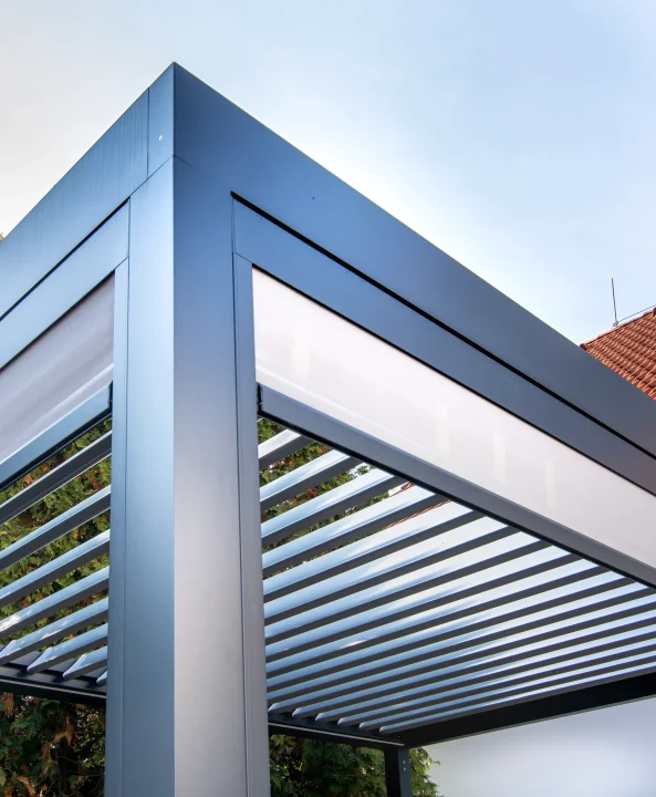 Bioklimatická pergola ARTOSI v showroomu Brno, celkový záběr na konstrukci. Rozměr pergoly 4×3 m. Vybavení: LED osvětlení.