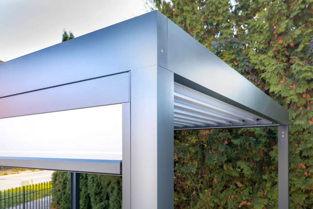 Bioklimatická pergola ARTOSI v showroomu Brno, pohled zblízka. Rozměr pergoly 4×3 m. Vybavení: LED osvětlení.
