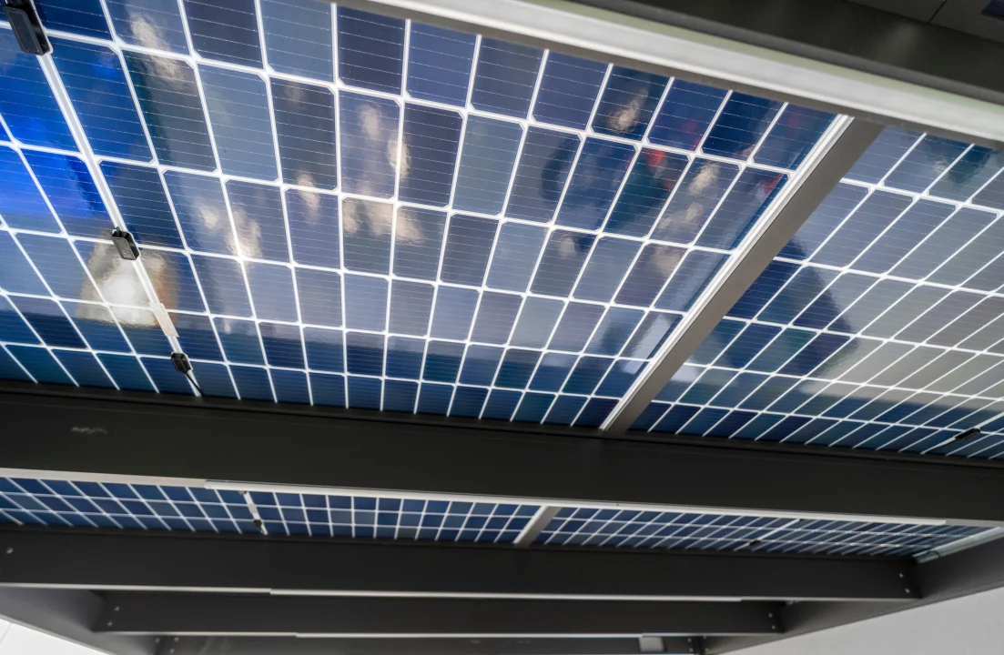 Solární pergola SOLA v showroomu Brno, celkový pohled. Rozměr pergoly 5,35×4,1 m. Vybavení: LED osvětlení.
