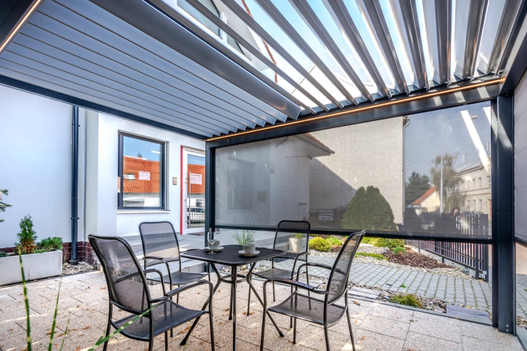 Bioklimatická pergola ARTOSI v showroomu Brno, pohled z jiného úhlu. Rozměr pergoly 4×3 m. Vybavení: LED osvětlení.