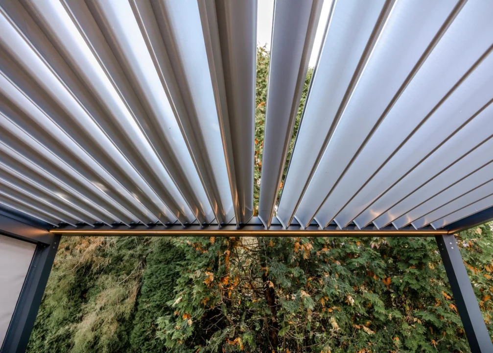 Bioklimatická pergola ARTOSI v showroomu Brno, pohled za soumraku. Rozměr pergoly 4×3 m. Vybavení: LED osvětlení.