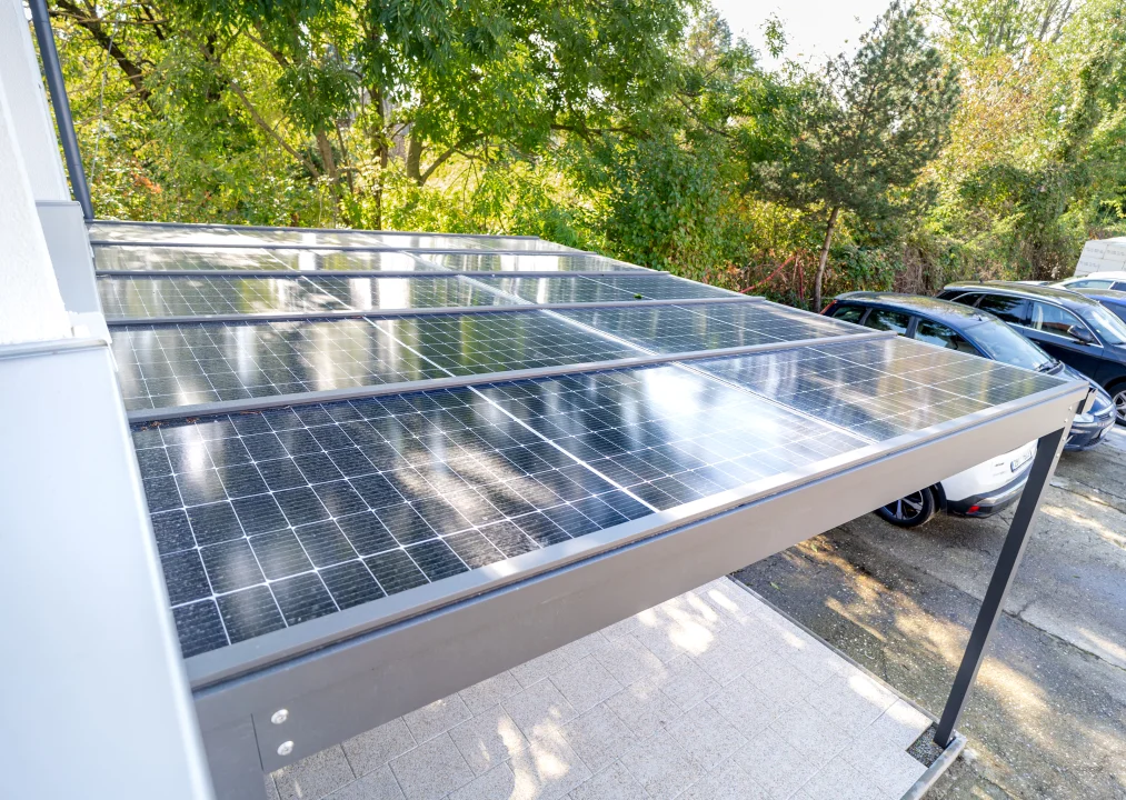 Solární pergola SOLA v showroomu Brno, pohled od domu. Rozměr pergoly 5,35×4,1 m. Vybavení: LED osvětlení.