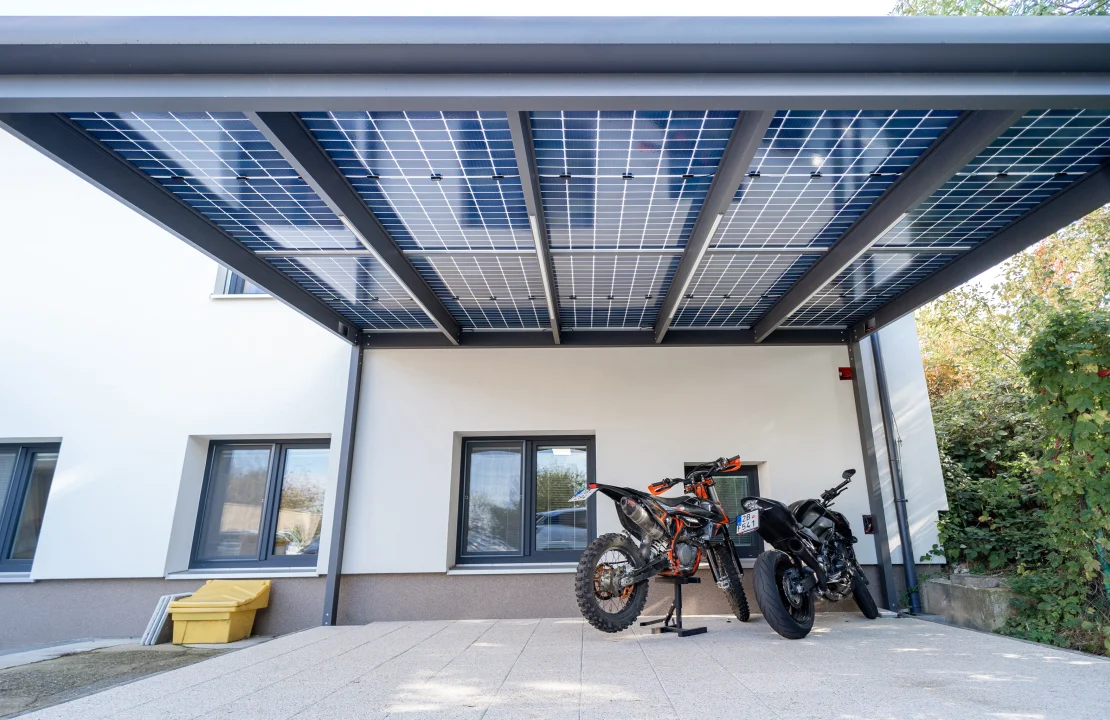 Solární pergola SOLA v showroomu Brno, pohled zblízka. Rozměr pergoly 5,35×4,1 m. Vybavení: LED osvětlení.