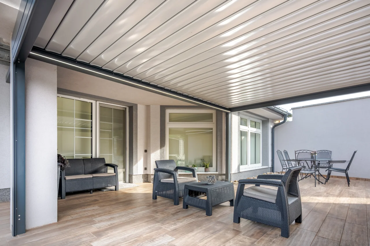 Bioklimatická pergola ve Velkých Pavlovicích, pohled za soumraku. Rozměr pergoly 5×4 m. Vybavení: LED osvětlení.