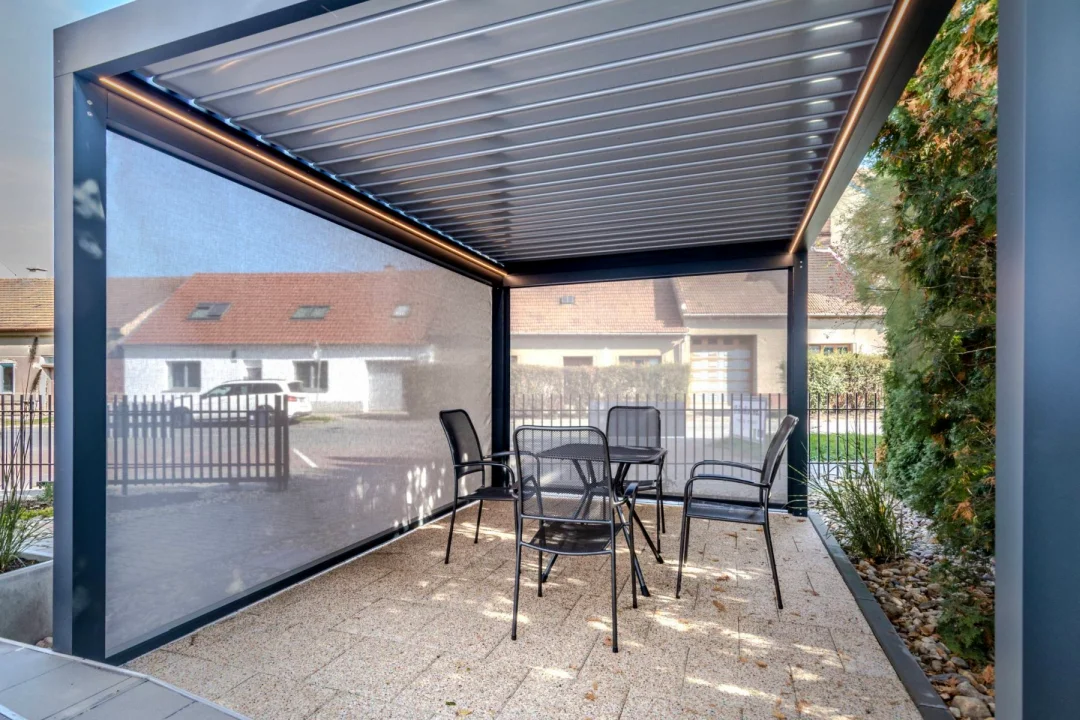 Bioklimatická pergola ARTOSI v showroomu Brno, celkový pohled. Rozměr pergoly 4×3 m. Vybavení: LED osvětlení.