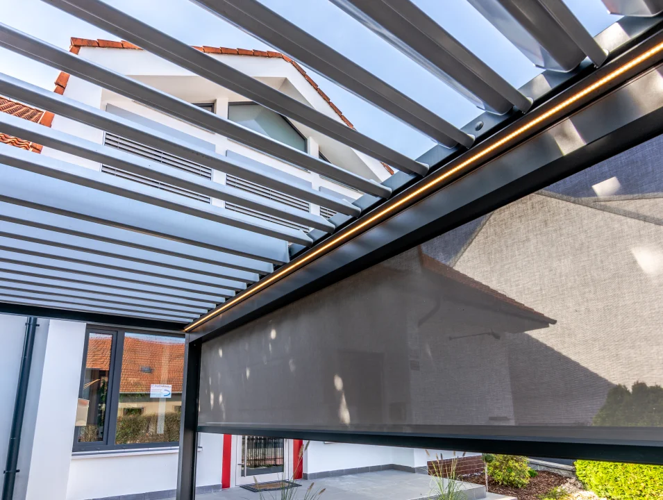 Bioklimatická pergola ARTOSI v showroomu Brno, pohled od domu. Rozměr pergoly 4×3 m. Vybavení: LED osvětlení.