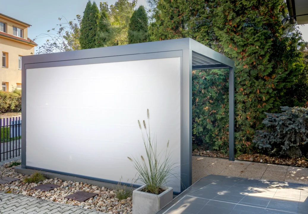 Bioklimatická pergola ARTOSI v showroomu Brno, boční pohled. Rozměr pergoly 4×3 m. Vybavení: LED osvětlení.