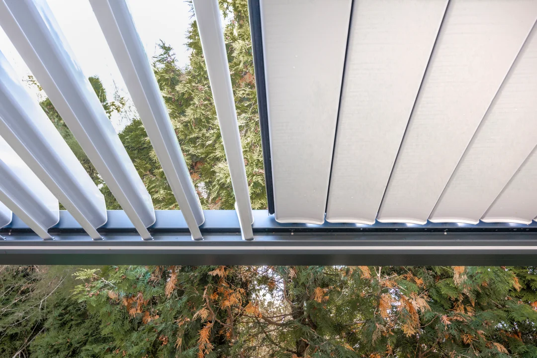Bioklimatická pergola ARTOSI v showroomu Brno, pohled ze zahrady. Rozměr pergoly 4×3 m. Vybavení: LED osvětlení.