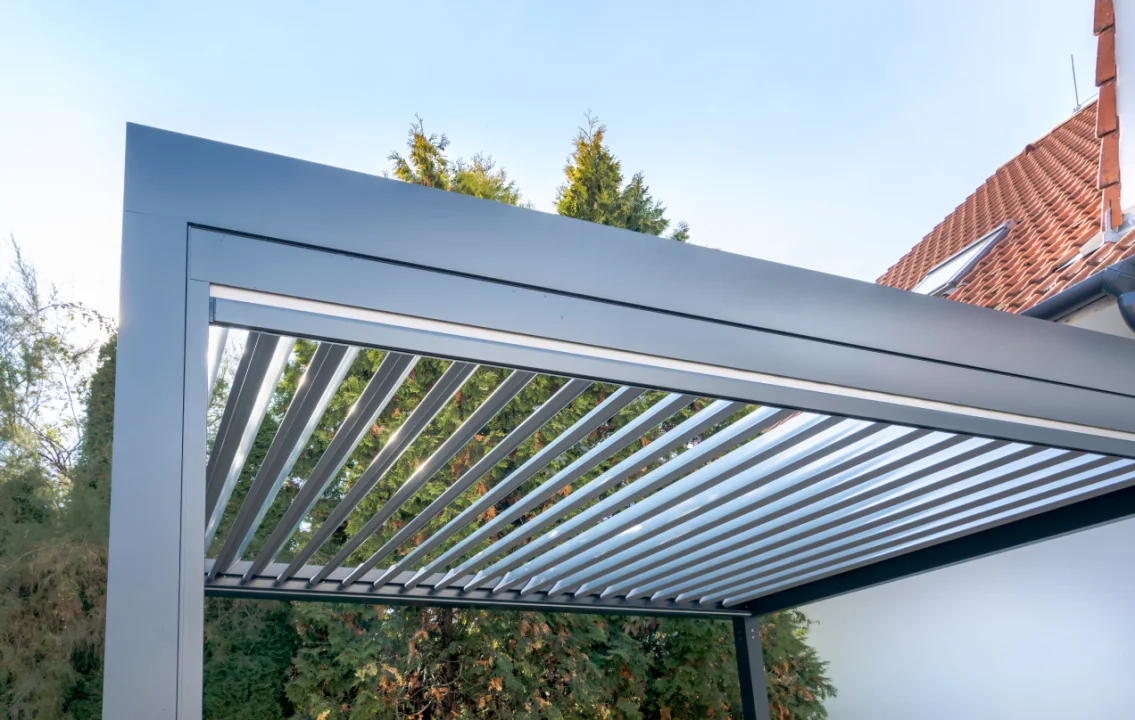 Bioklimatická pergola ARTOSI v showroomu Brno, detailní záběr. Rozměr pergoly 4×3 m. Vybavení: LED osvětlení.
