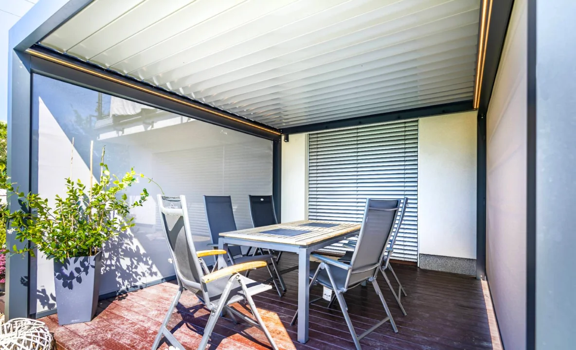 Malá bioklimatická pergola v Ivanovicích u Brna, pohled zblízka. Rozměr pergoly 3,75×3,4 m. Vybavení: LED osvětlení.