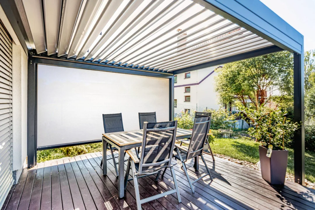 Malá bioklimatická pergola v Ivanovicích u Brna, celkový záběr na konstrukci. Rozměr pergoly 3,75×3,4 m.