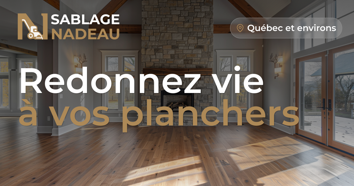 Salon lumineux avec plancher de bois franc et cheminée en pierre, texte promotionnel de Sablage Nadeau.