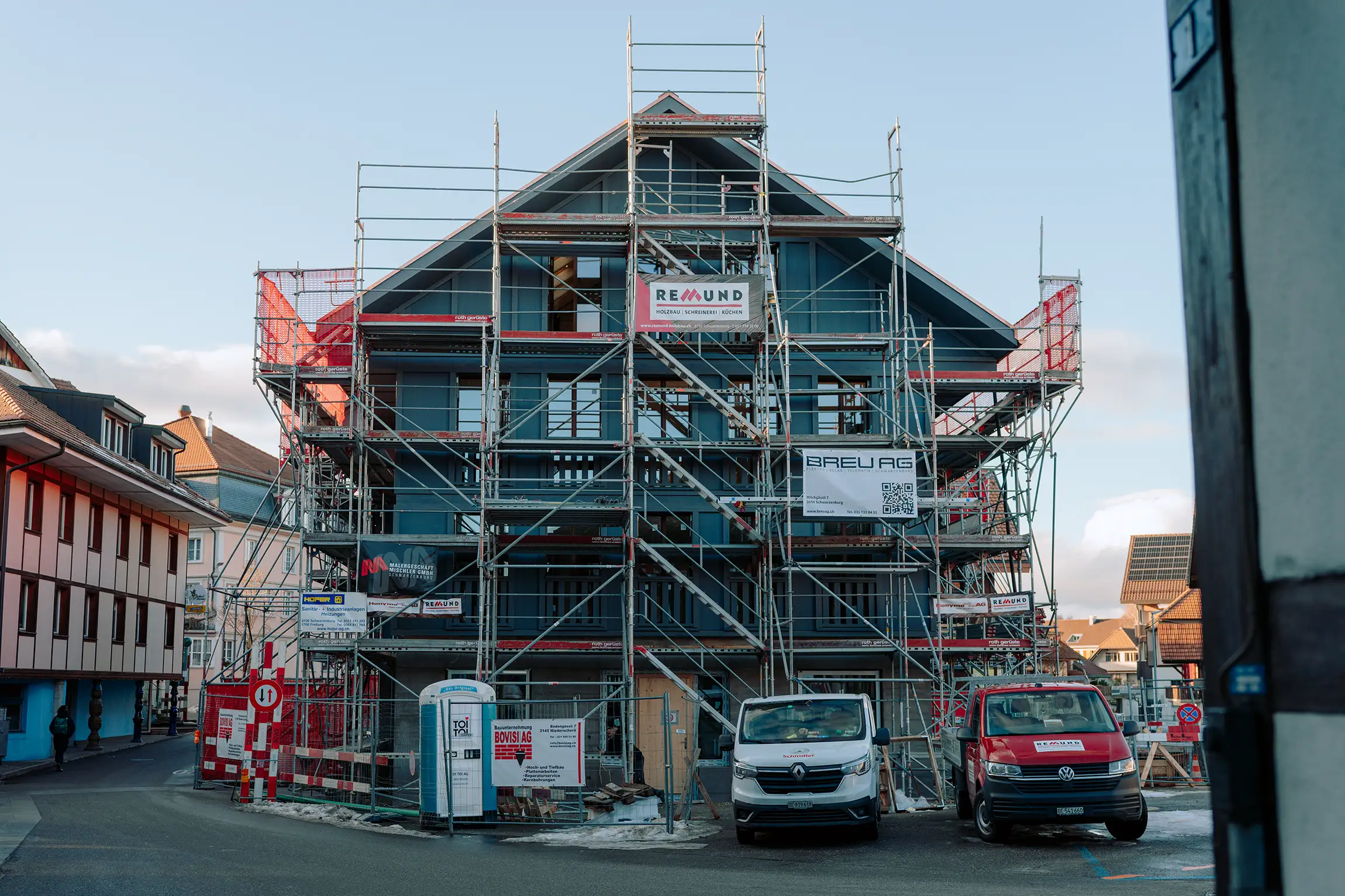Elektroinstallation auf Baustelle Lindenareal Schwarzenburg mit mehreren Arbeitern auf Rohdecke.