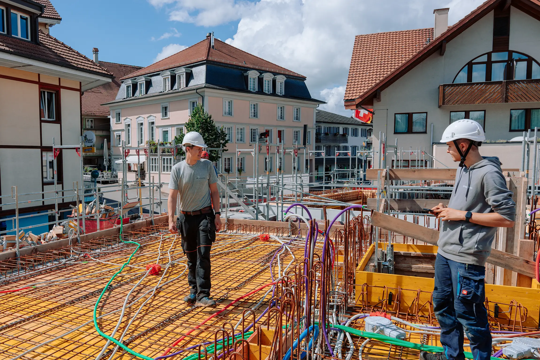 Elektromonteure bei der Installation auf Baustelle Lindenareal Schwarzenburg