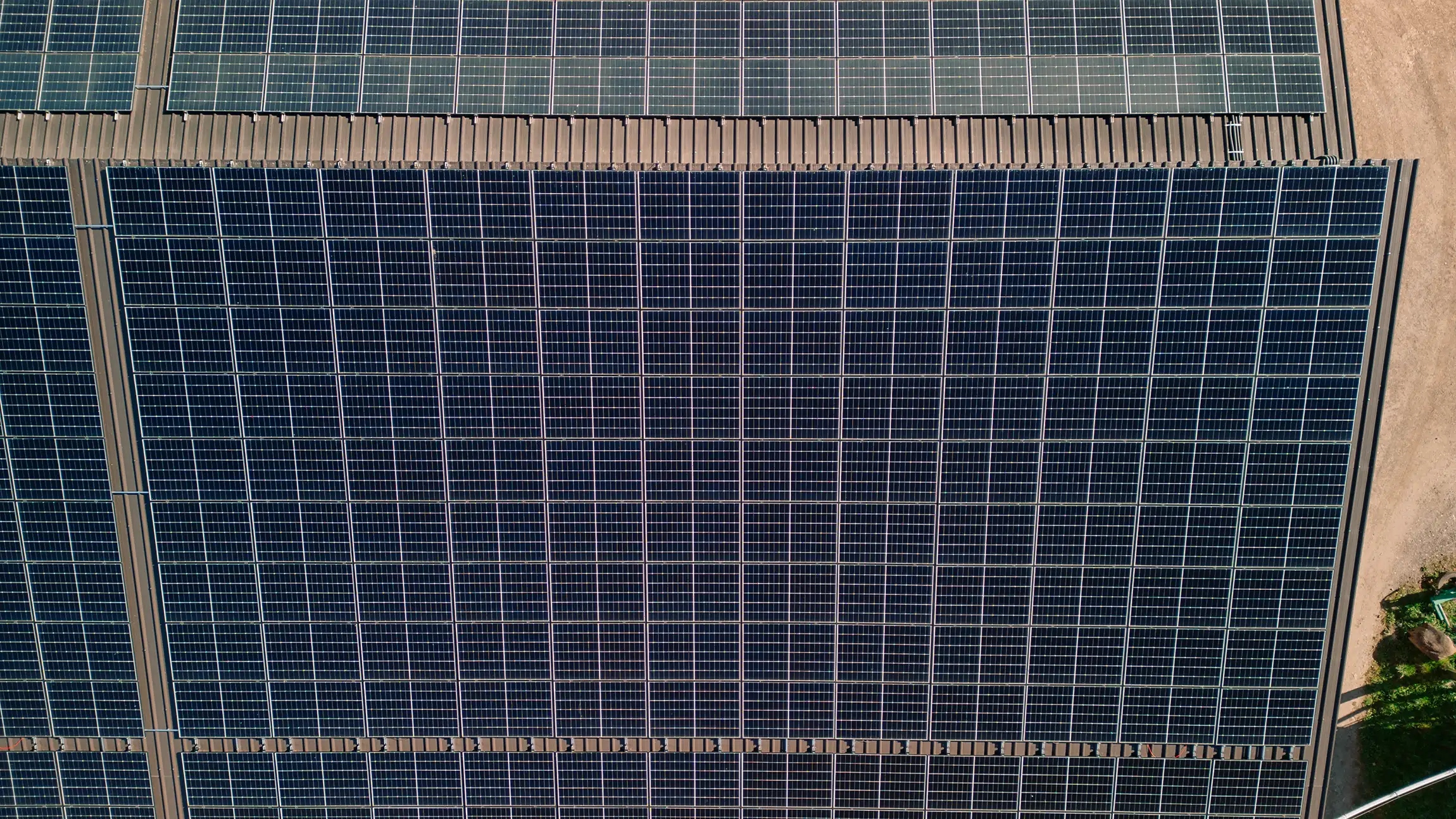 Detailaufnahme von Solarmodulen auf landwirtschaftlichem Gebäude in Rüschegg Aspen