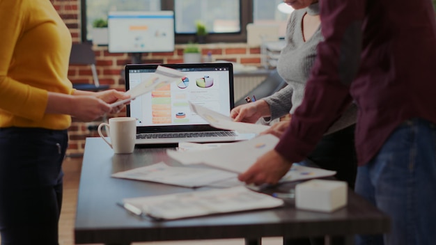 Empresários olhando relatórios de projetos em arquivos para planejar uma apresentação bem-sucedida com gráficos e resultados financeiros. homem e mulher trabalhando juntos para ajudar no crescimento da empresa. fechar-se Foto gratuita