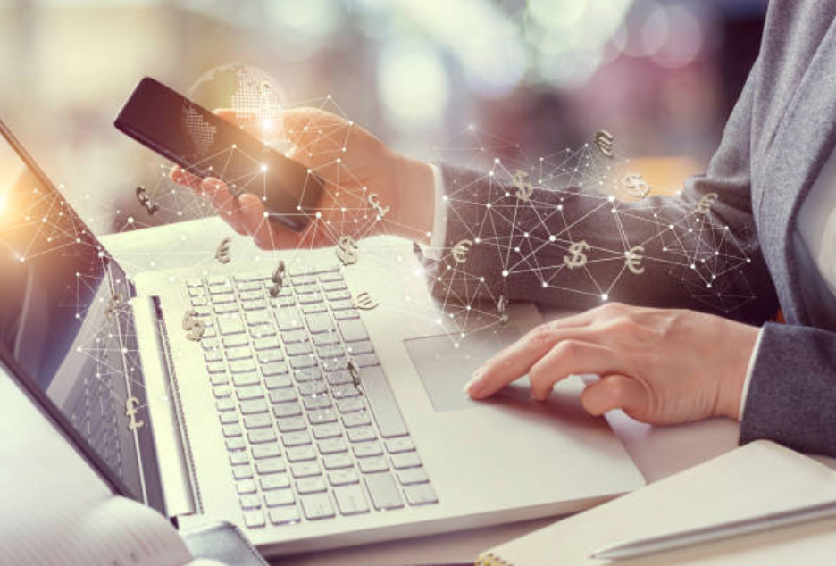 persona haciendo pagos en computadora