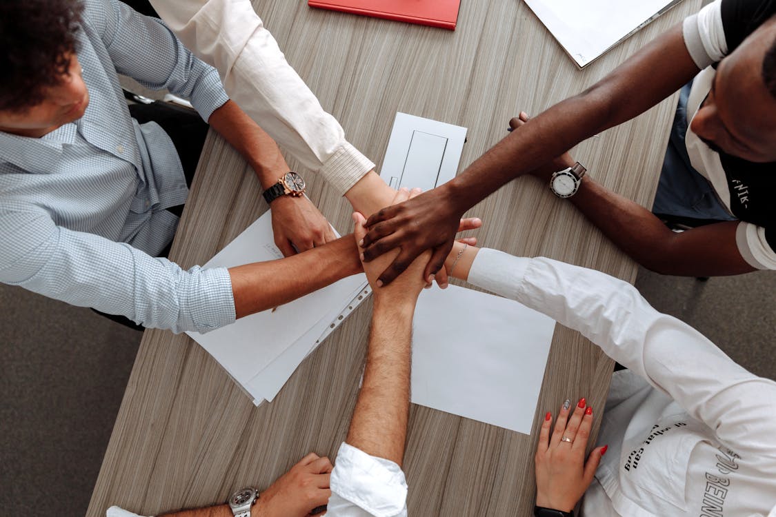 Hombre y mujer tomados de la mano como un equipo