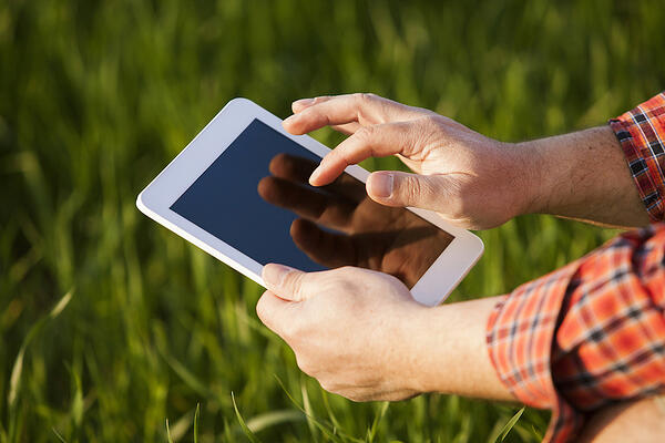 crop-ipad-tablet-hands
