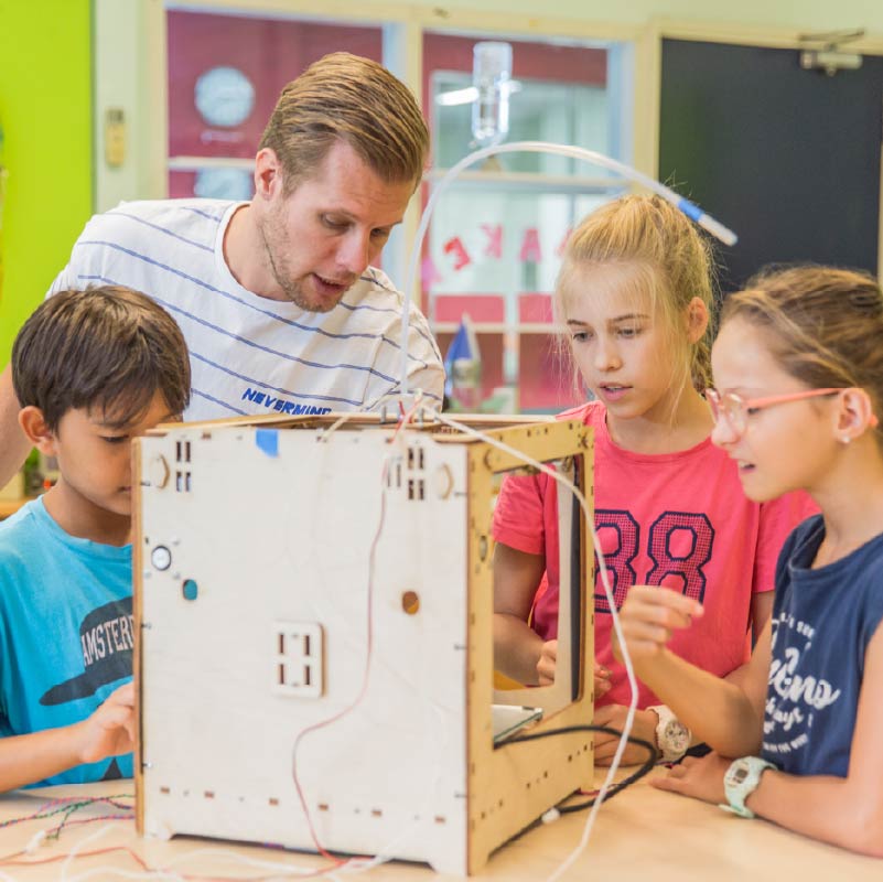 primary school international students learning science