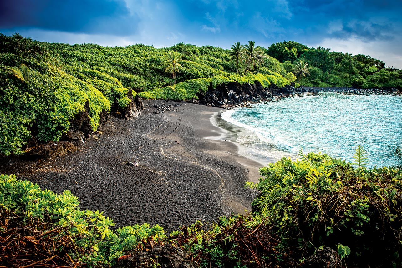 7 Must-Visit Waianapanapa State Park Sites - HAWAIʻI Magazine