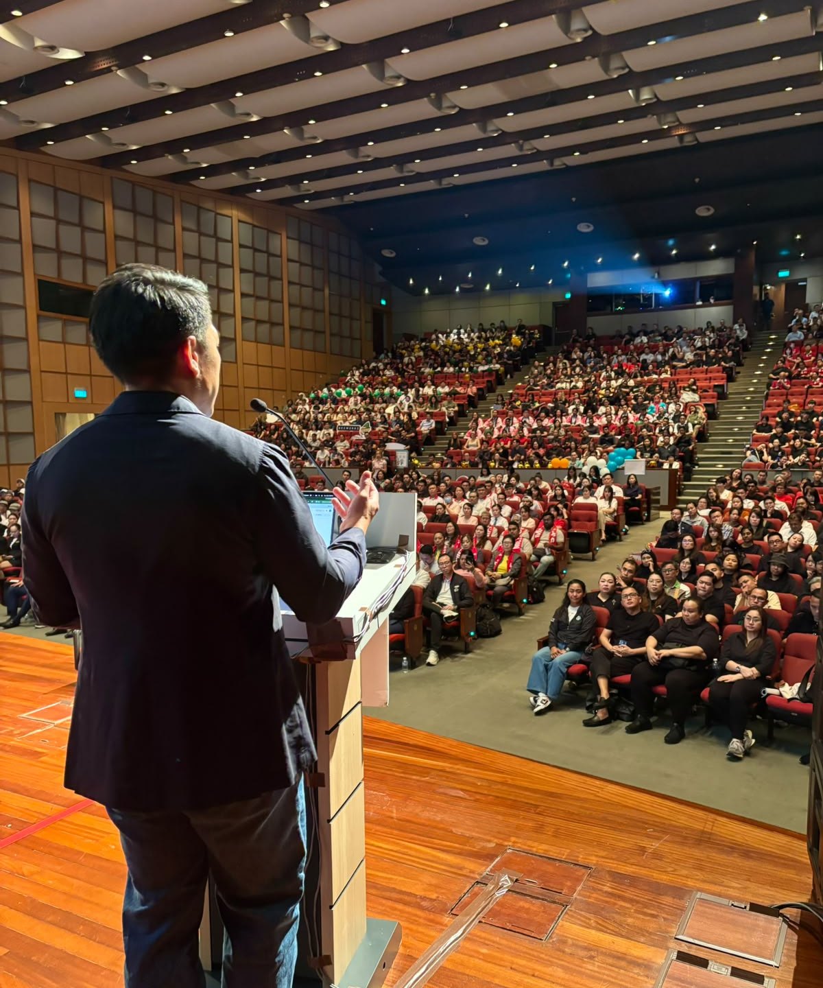 RAS President Benjamin Boh addressing a packed auditorium of service professionals