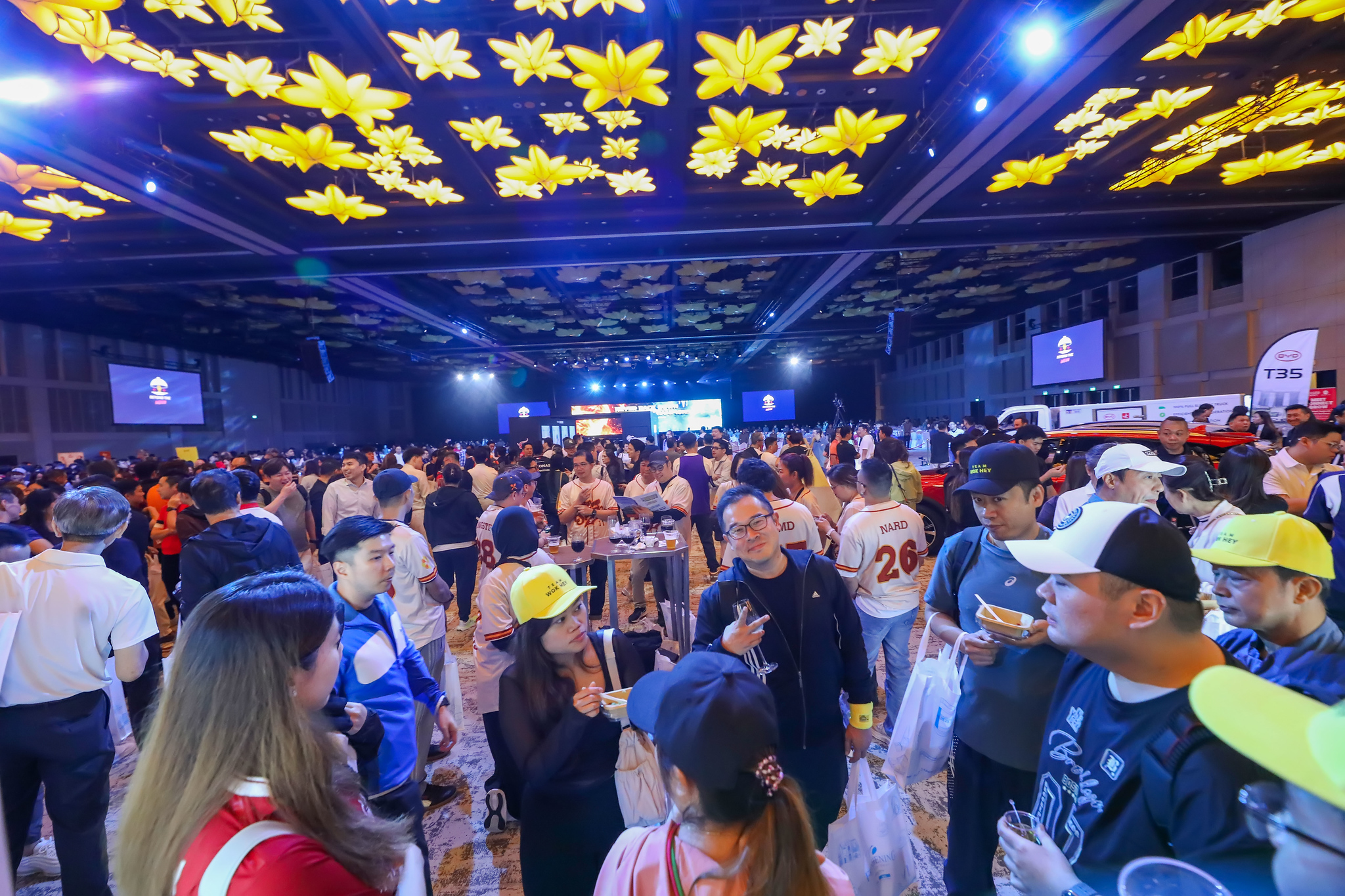 A packed showcase floor before dinner