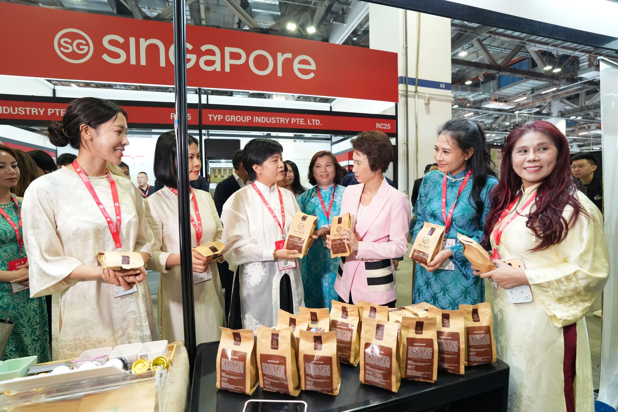 Exhibitors meeting operators at their booth