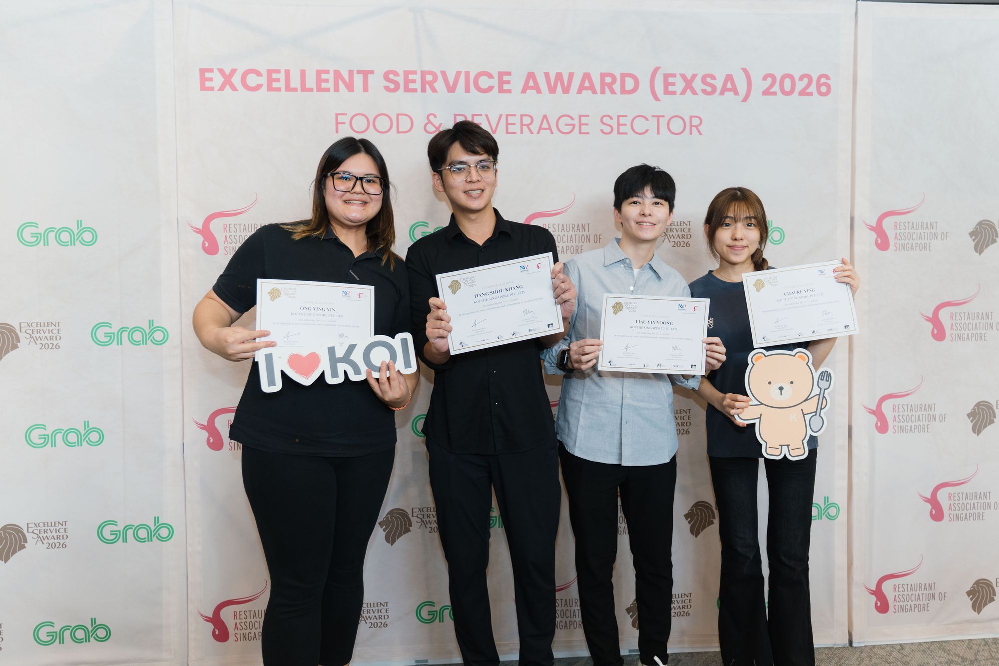 KOI Thé winners with their certificates