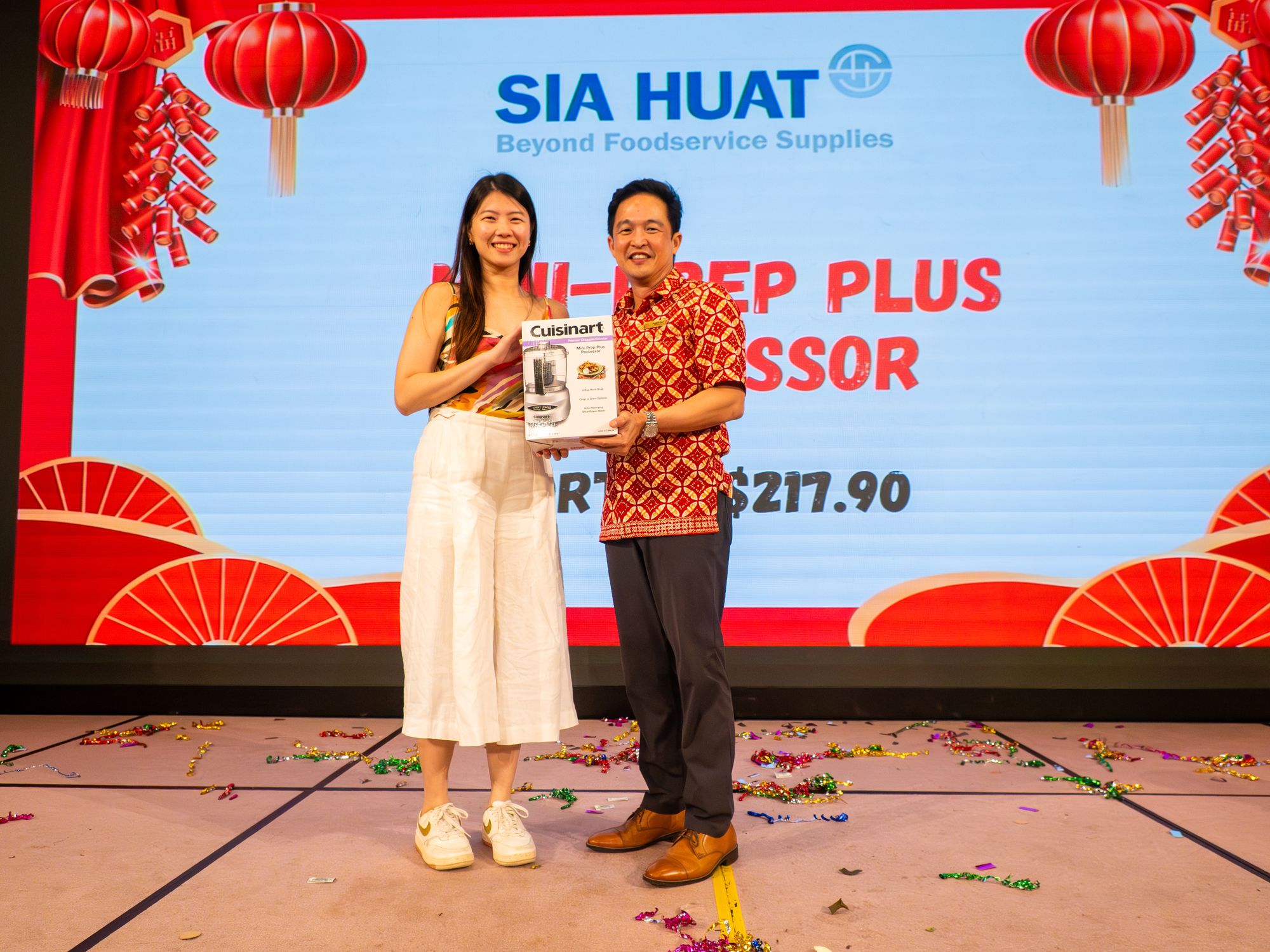 A lucky draw winner receives a Sia Huat prize on stage
