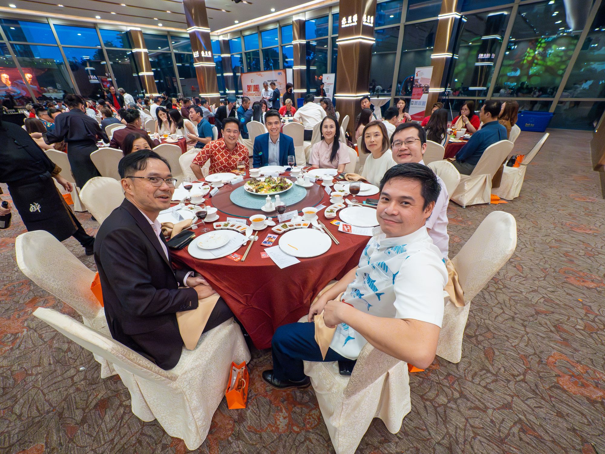 A full table of members at the Lo Hei dinner