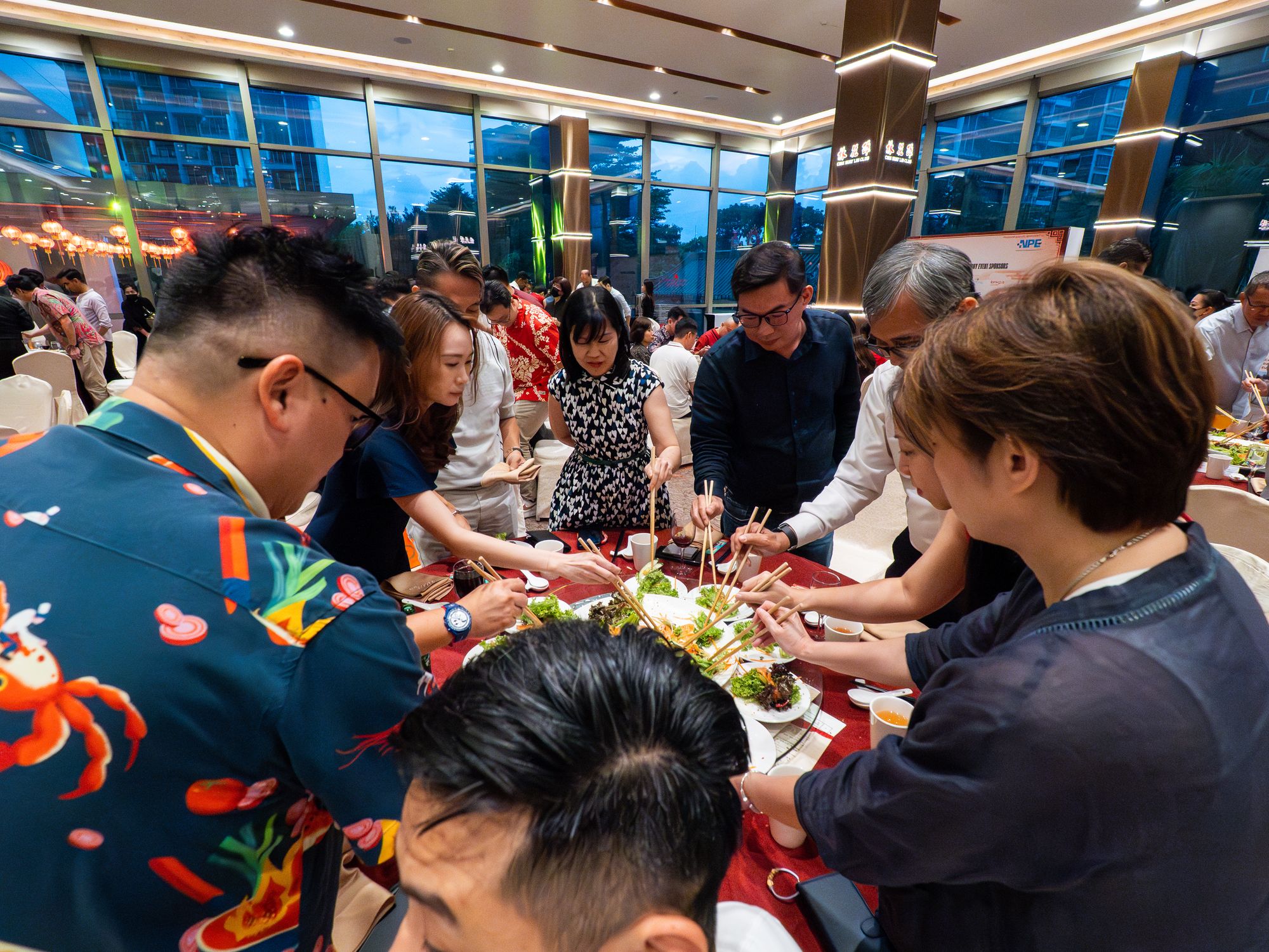 A table tosses yusheng together