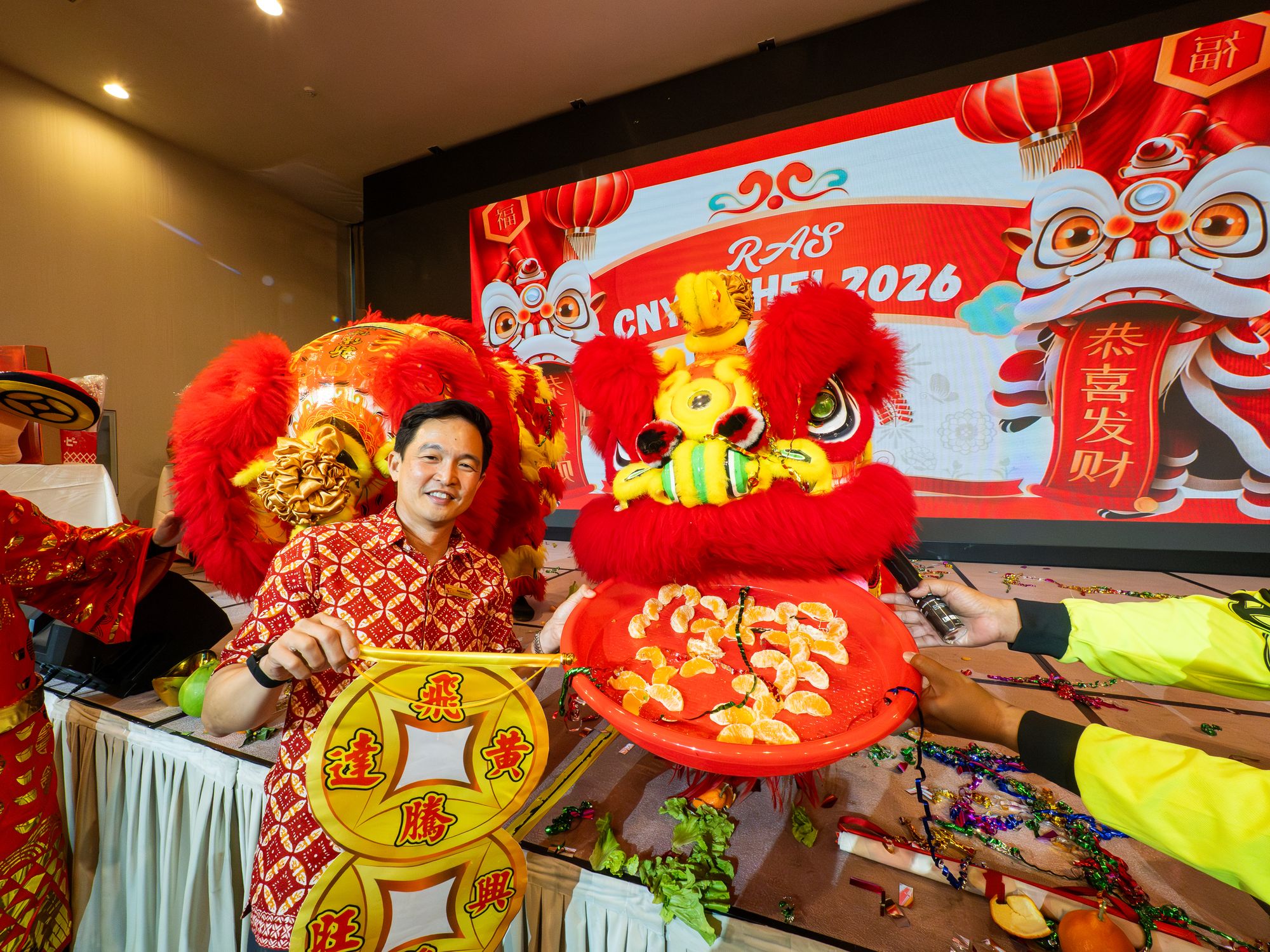 A guest offers the lion a red packet