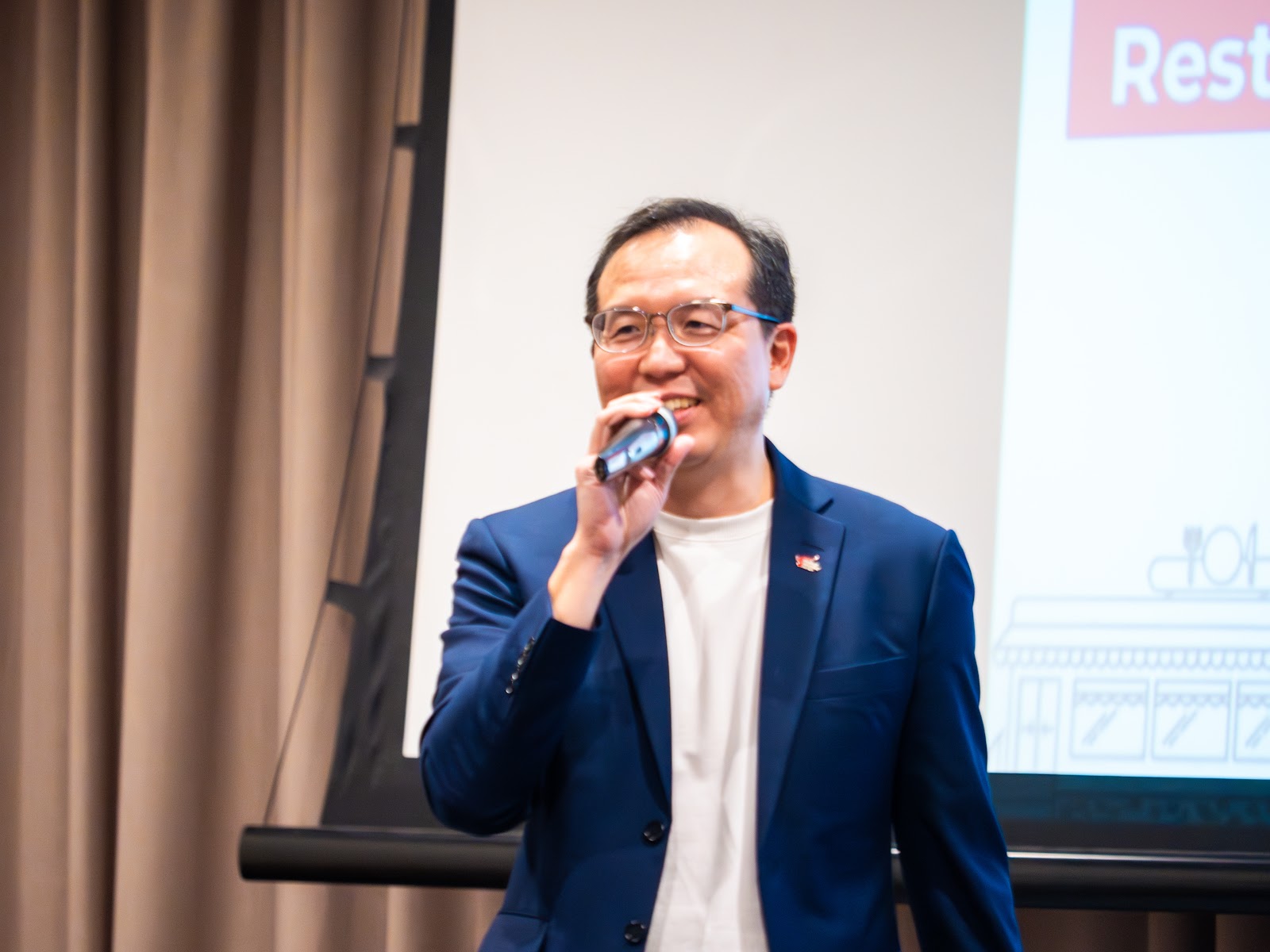 A speaker opening the Dianping and XiaoHongShu Masterclass