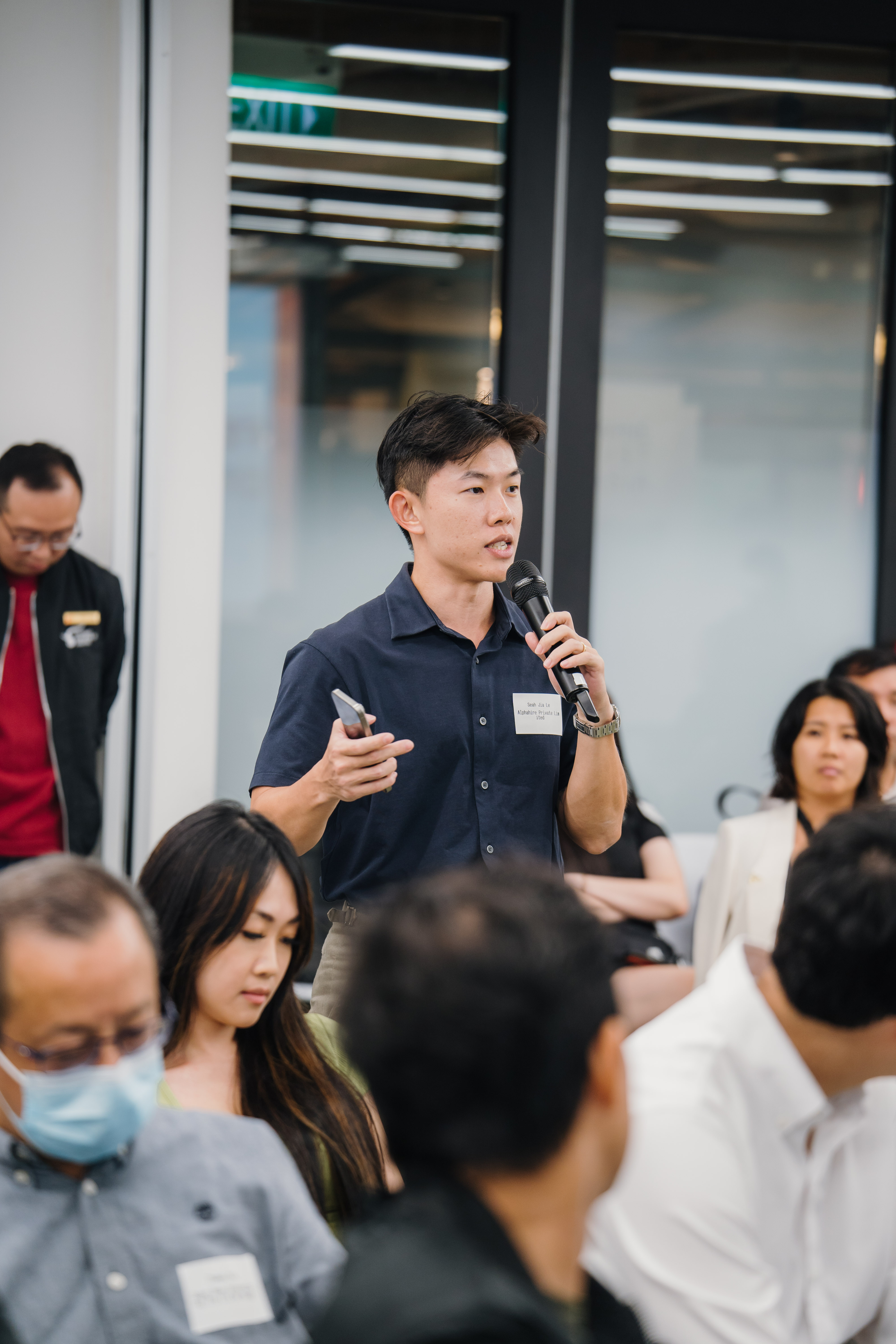 A member asks a question from the floor