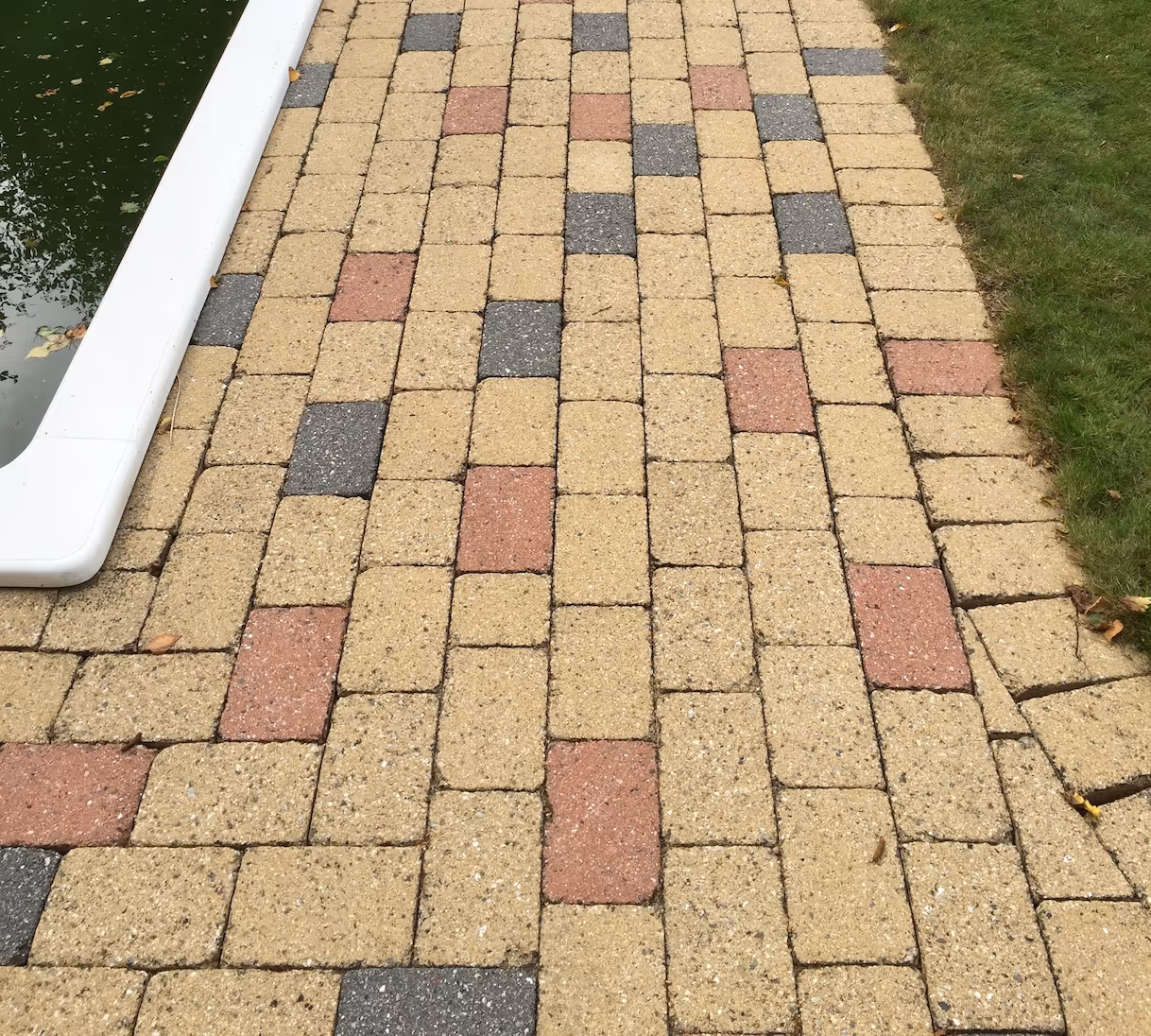 Fliserens af rensede fliser omkring pool efterbehandlet med vores imprægnering