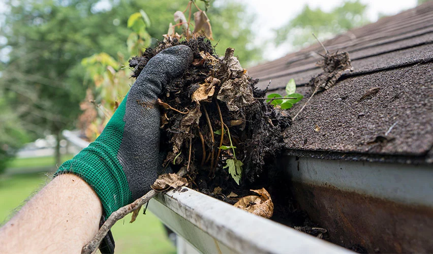 Fyldt tagrende, som skal renses, Tagrens A/S