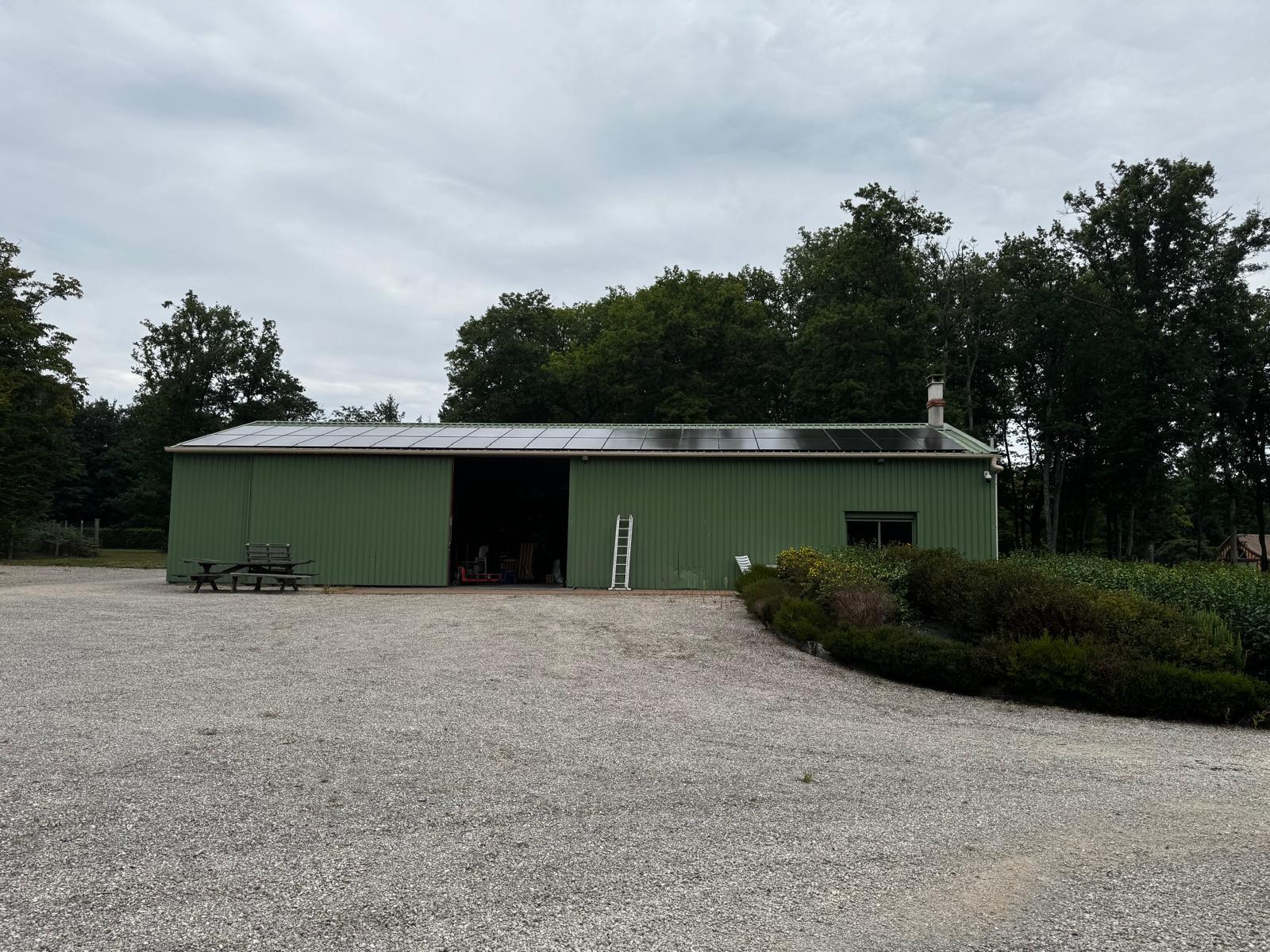 Bâtiment agricole vert
