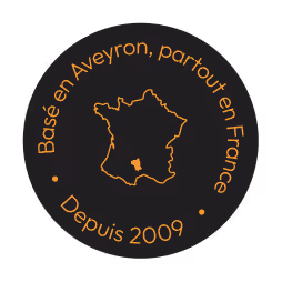 Logo circulaire avec la carte de France montrant la région de l'Aveyron, entourée du texte « Basé en Aveyron, partout en France » et « Depuis 2009 » en orange sur fond noir.