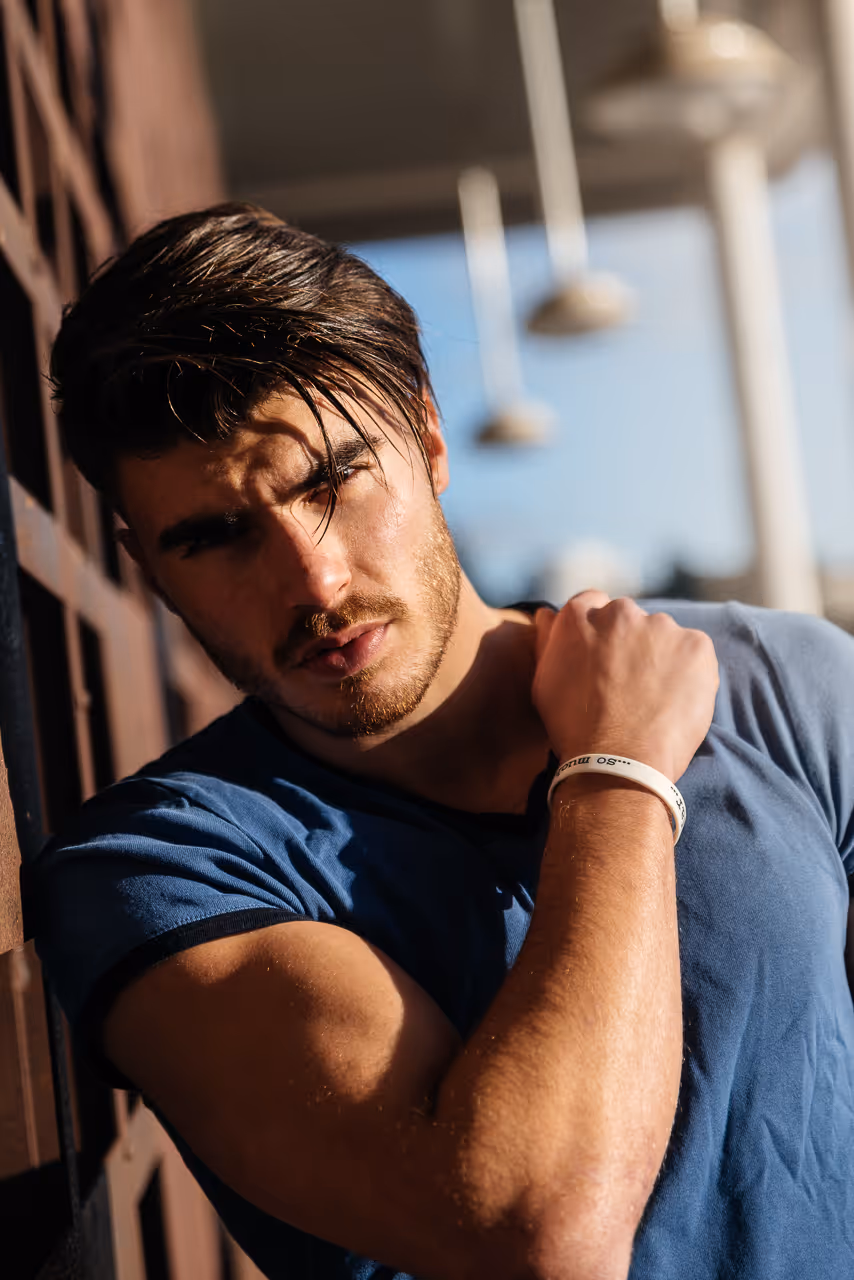 Jambes d'une danseuse en pointe sur un chemin de terre avec un ciel bleu en arrière-plan.