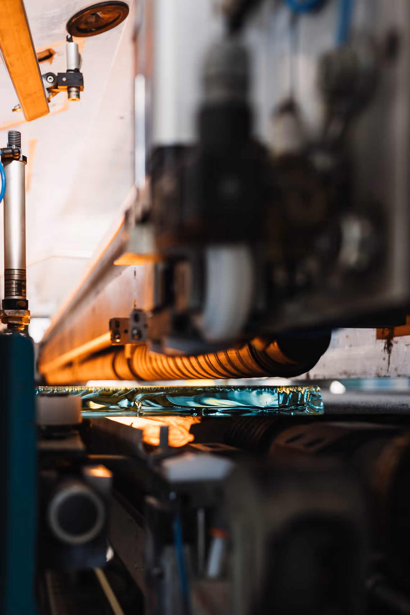 Machine-outil en train d'usiner une pièce métallique avec un foret rotatif, produisant des copeaux métalliques.