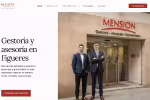 Dos hombres de negocios vestidos con trajes formales de pie frente a la entrada de una oficina con el letrero 'MENSION Spain'.
