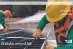 Trabajadores instalando paneles solares en un tejado bajo luz natural.