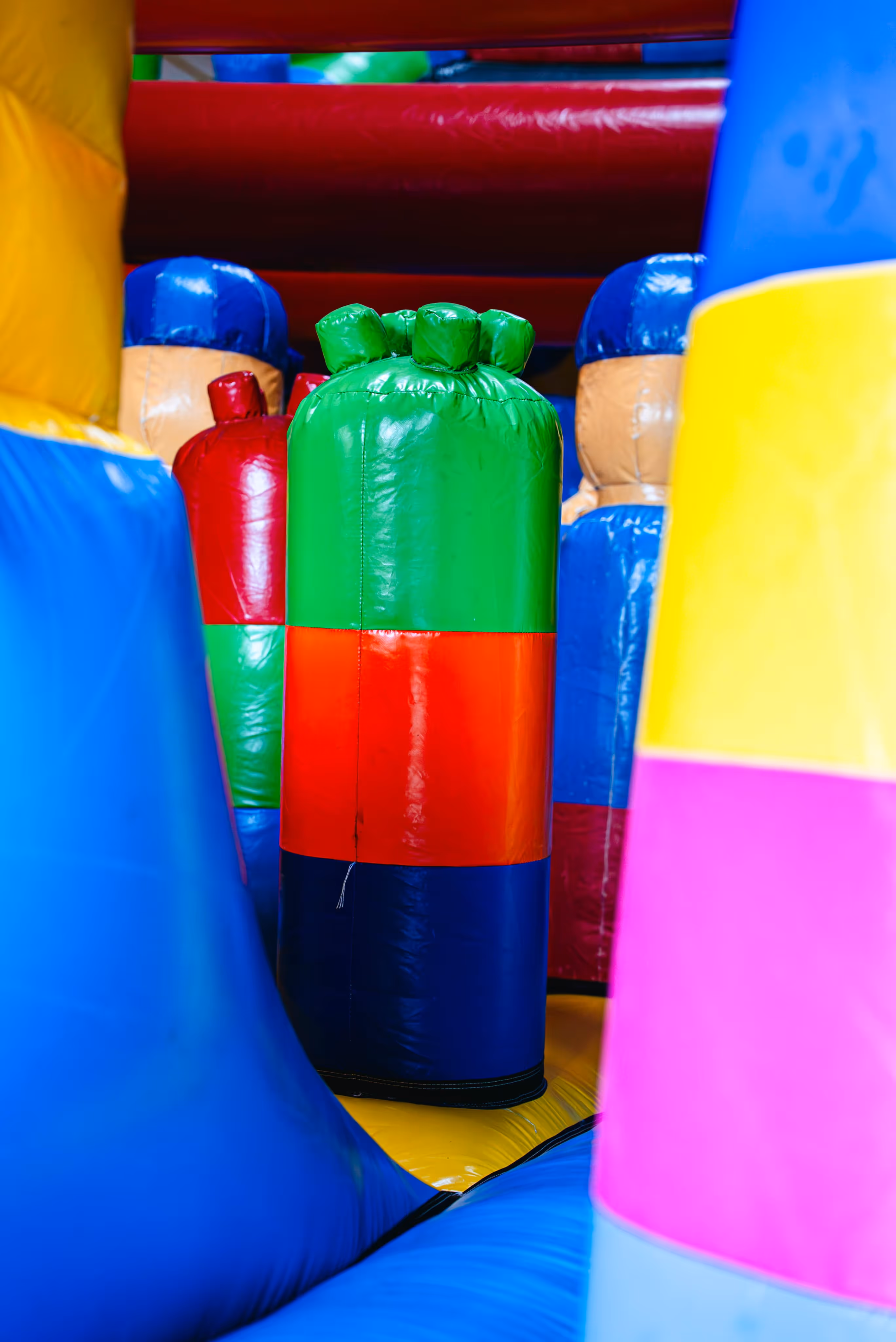 Bannerafbeelding met close-up van een kleurrijk springkasteel, gebruikt als achtergrond voor de titel “Zakelijk springplezier voor bedrijven & verenigingen”.