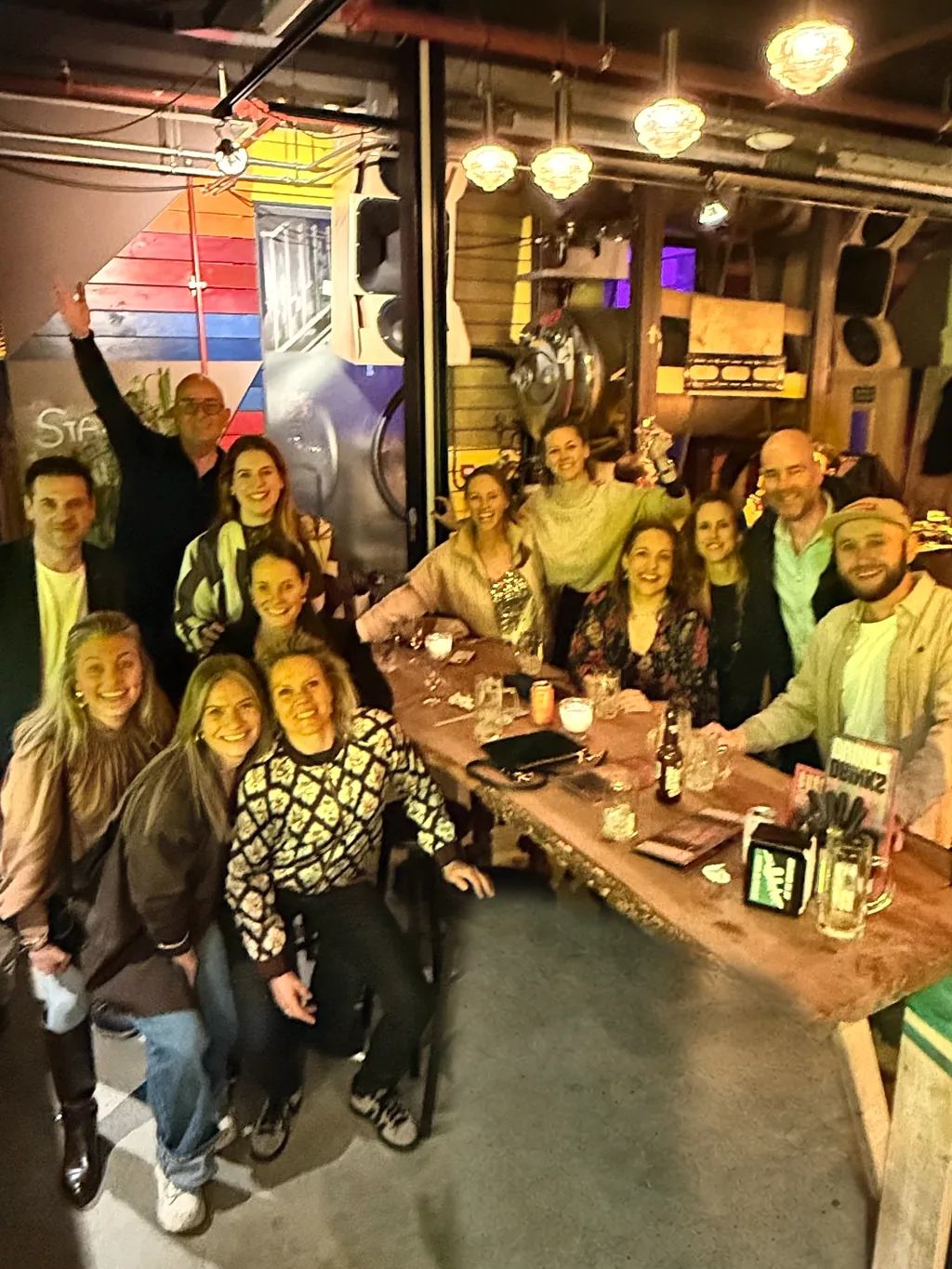 Het team van Live Impact samen aan tafel tijdens een borrel