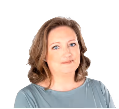 Porträt einer lächelnden Frau mit schulterlangem braunem Haar und blauem Oberteil vor schwarzem Hintergrund.